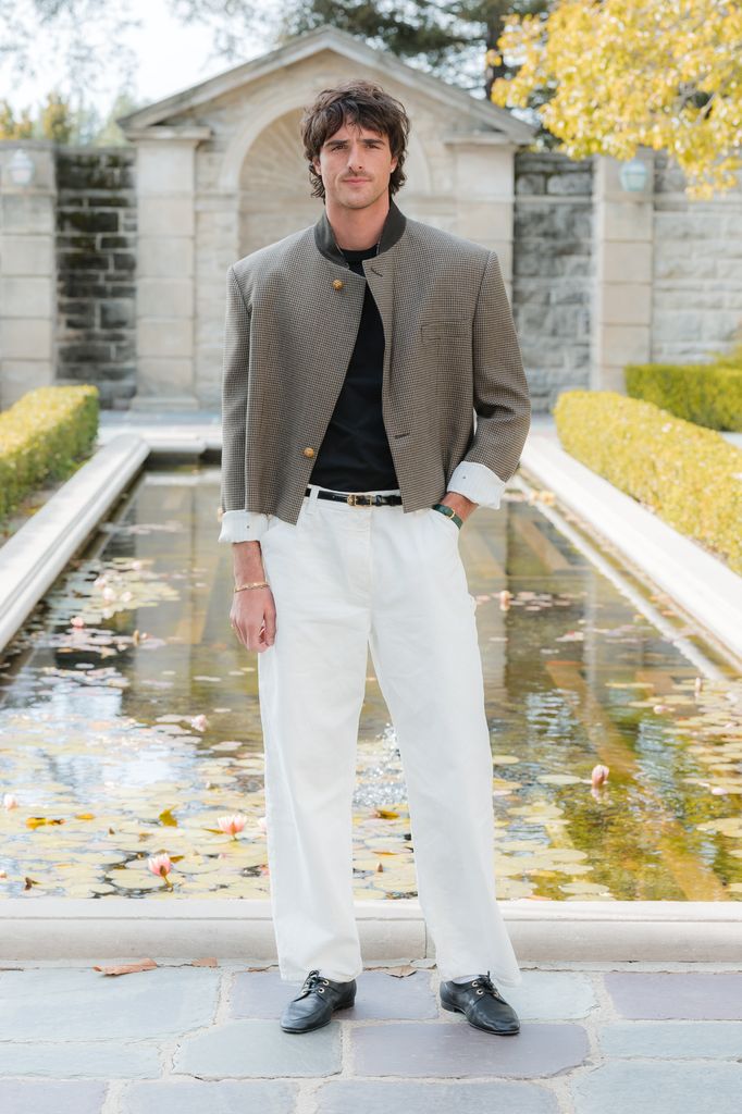 Jacob Elordi en pantalon blanc et veste en tweed Chanel