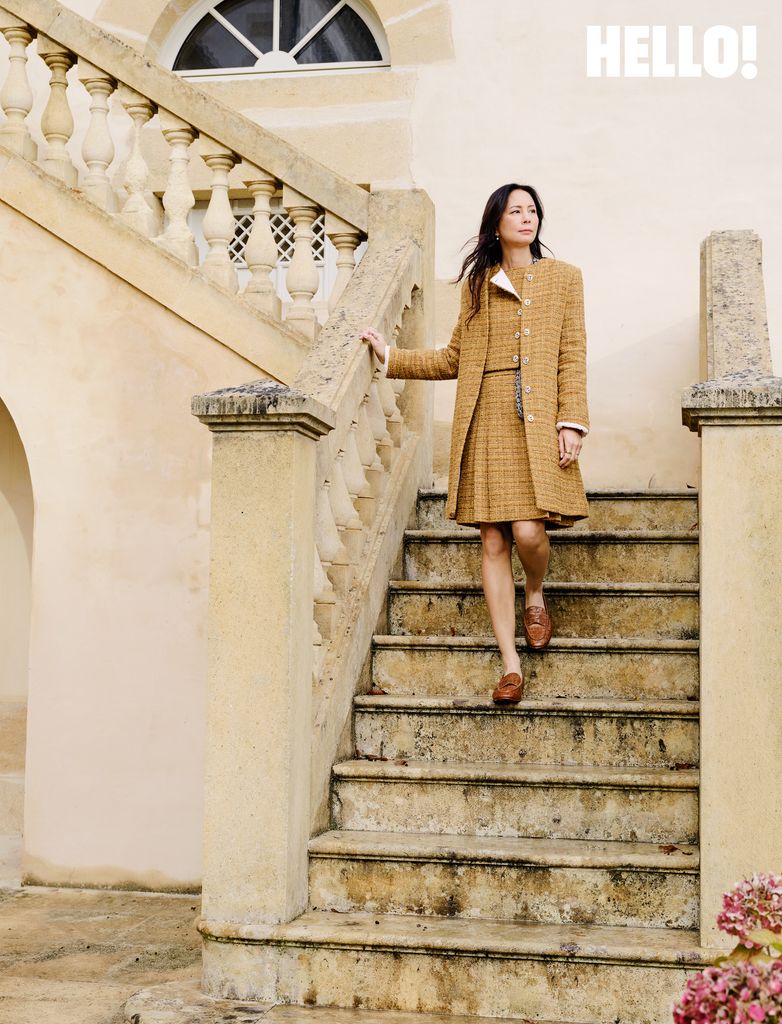 Mélanie pose sur les marches à l'extérieur du Château Toulouse-Lautrec portant un ensemble de cordons assorti 