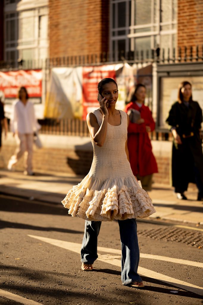 Femme en robe et jean