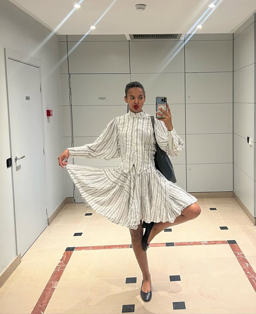 Rosie Okocha avec rayures, manches de ballon et pompe de ballet