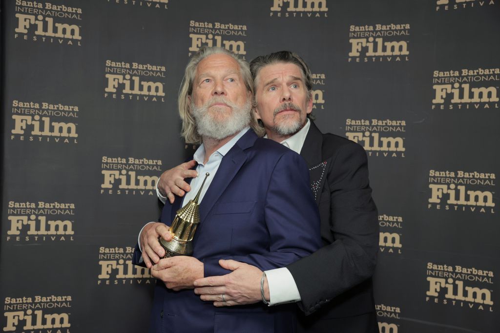 Jeff Bridges et Ethan Hawke assistent à l'American Riviera Award Tribute lors du 41e Festival international du film de Santa Barbara au Arlington Theatre le 6 février 2026 à Santa Barbara, en Californie. 