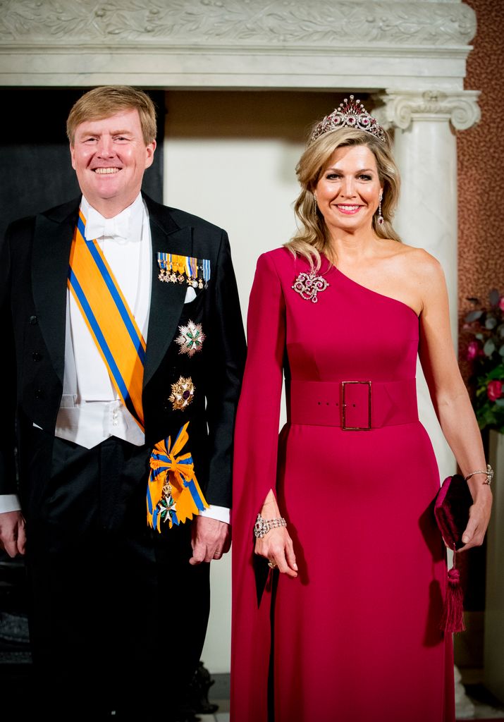 Rainha Máxima em tiara com Rei Willem