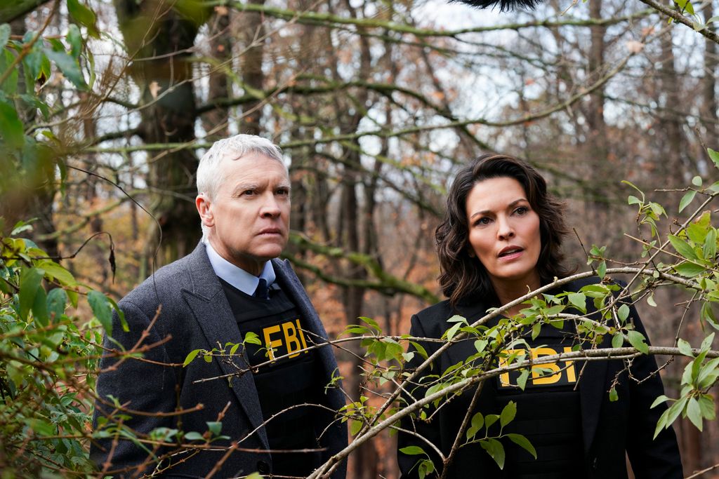 Tate Donovan as Jake Reed and Alana De La Garza as Special Agent in Charge Isobel Castille in FBI