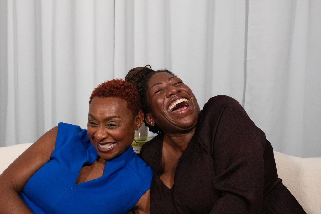 Ateh Jewel et Michelle Griffith Robinson riant bruyamment ensemble sur le deuxième podcast de Hello!