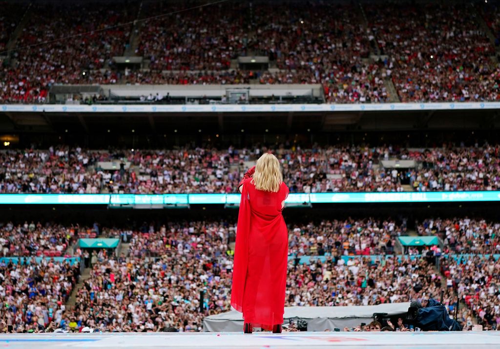 Kylie Minogue singing to 80,000 music fans