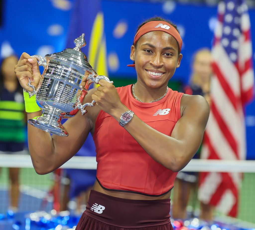 Coco Gauff tenant son trophée après avoir vaincu Aryna Sabalenka pour remporter son premier Grand Chelem dans les championnats de tennis féminins de l'US Women à New York le 9 septembre 2023
