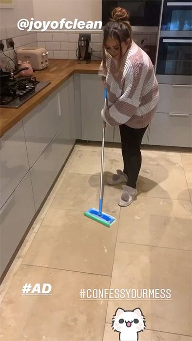 scarlett moffatt cleaning kitchen floor