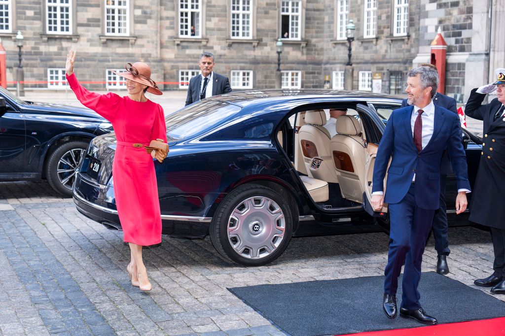 Queen Mary wore a belted dress waving