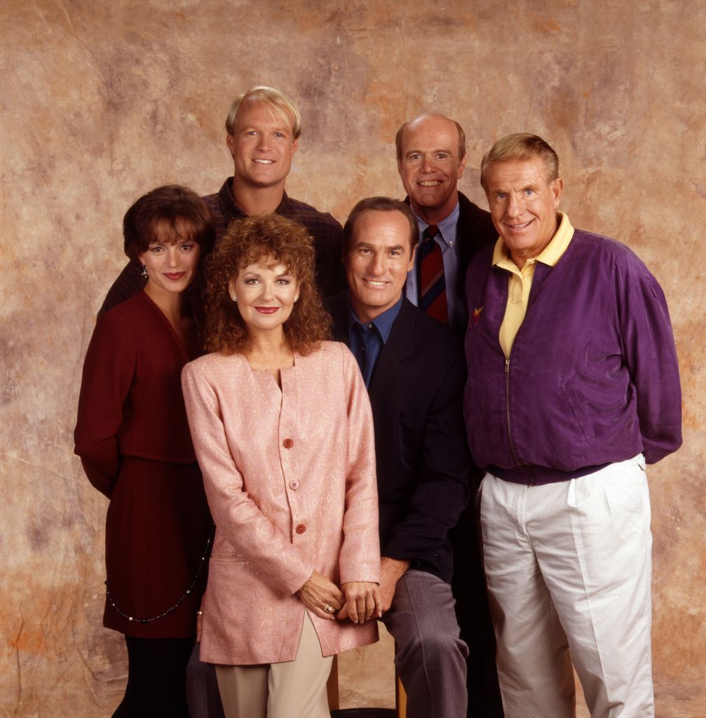 Entraîneur - Galerie - Saison six - 14/09/93, Rangée arrière: Bill Fagerbakke (Dauber), Ken Kimmins (Howard); Clare Carey (Kelly), Shelley Fabares (Christine), Craig T. Nelson (Hayden), Jerry Van Dyke (Luther)