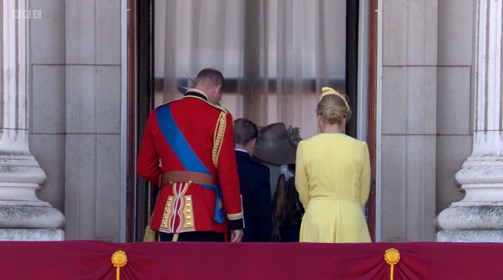 Le prince William et la duchesse Sophie dos à la caméra