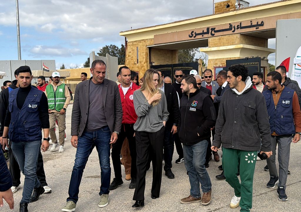 Angelina Jolie  in gray jumper at the Egypt–Gaza border 
