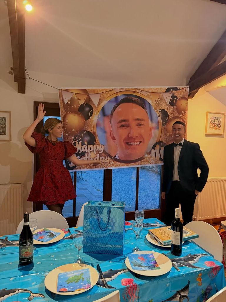 Carrie Johnson est la maman délicieuse ultime dans une mini-robe rouge brûlante 1 Une photo de Carrie Johnson lors d'une fête d'anniversaire