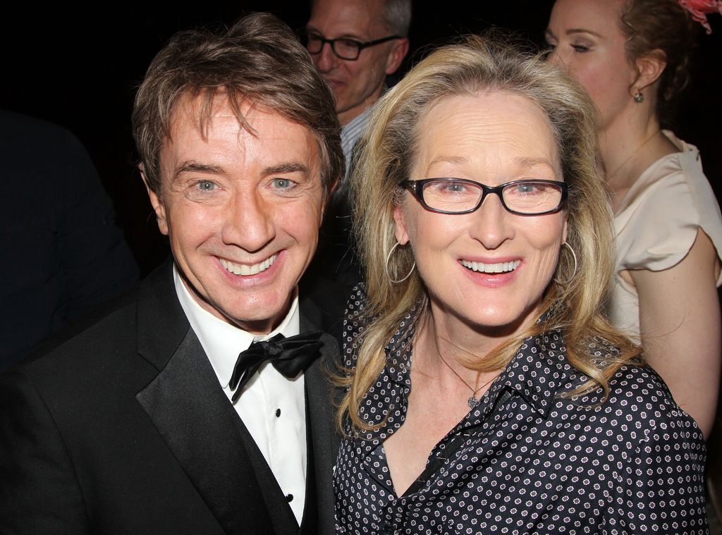 Chronologie de la relation secrète de Martin Short et Meryl Streep au milieu du chagrin familial 1 Martin Short et Meryl Streep posent dans les coulisses de la pièce à succès "Ce n'est qu'une pièce de théâtre" à Broadway au Jacobs Theatre le 3 février 2015