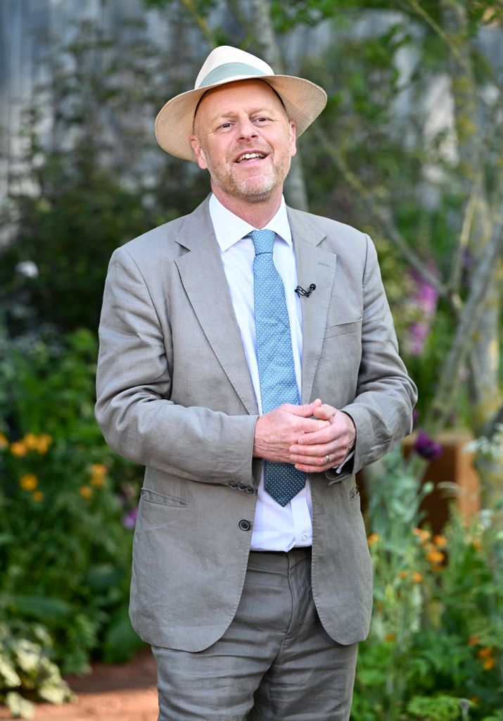 Joe Swift dans un costume gris et un chapeau