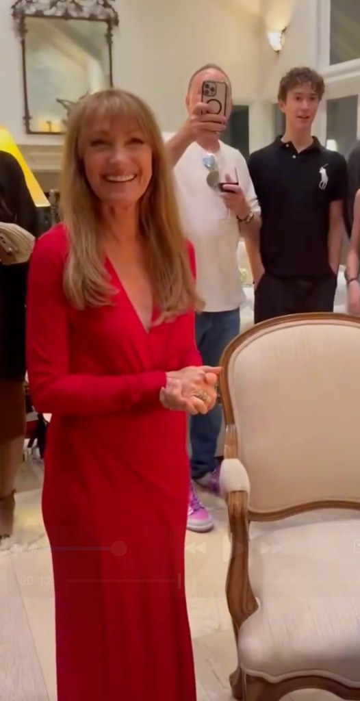 Jane Seymour robe portefeuille rouge anniversaire