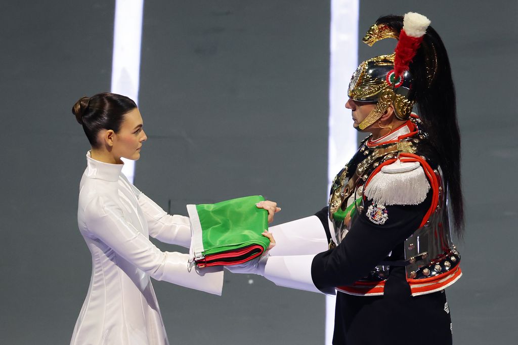 Vittoria Ceretti, porte-drapeau de Milan, remet le drapeau italien aux Corazzieri lors de la cérémonie d'ouverture des Jeux olympiques d'hiver de Milan Cortina 2026