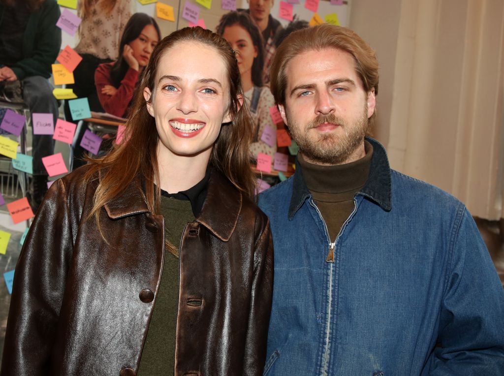 Les nouveaux mariés Maya Hawke et Christian Lee Hutson occuperont le devant de la scène lors d'un événement étoilé à New York – détails 1 Maya Hawke et Christian Lee Hutson posent lors de la soirée d'ouverture de la nouvelle pièce "John Proctor est le méchant" à Broadway