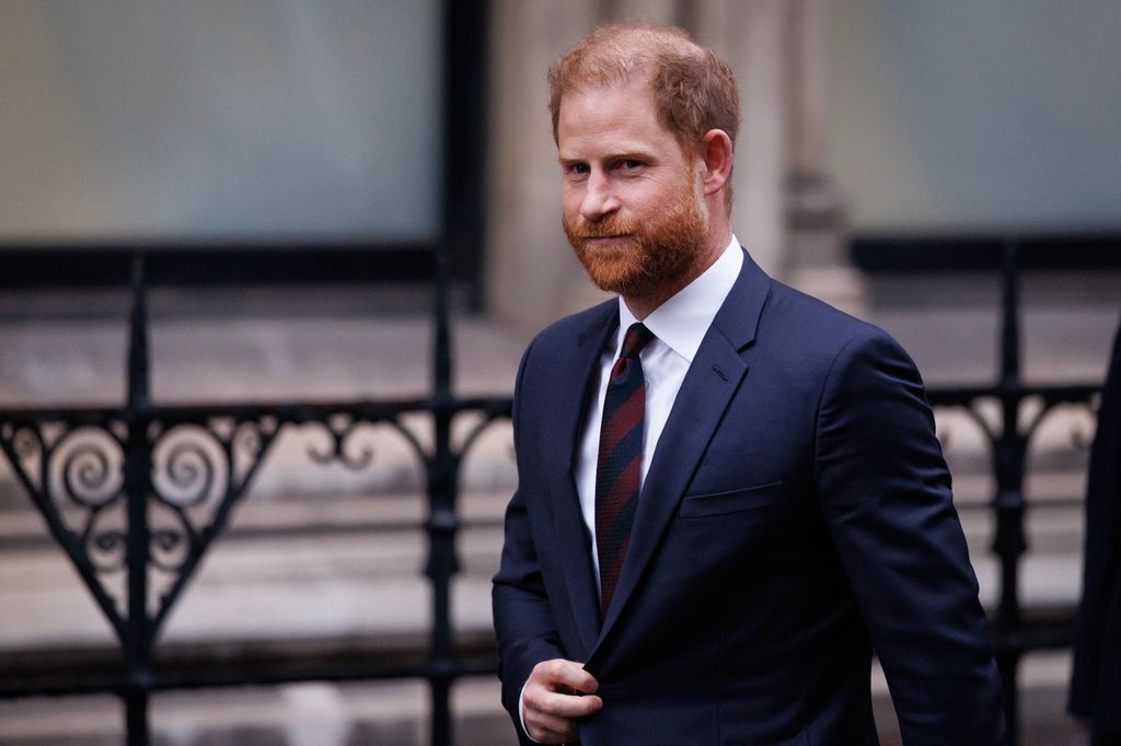 Le prince Harry porte un costume bleu