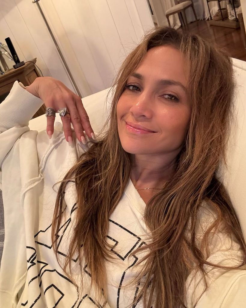 Jennifer Lopez exibiu suas unhas Fench despojadas no Instagram