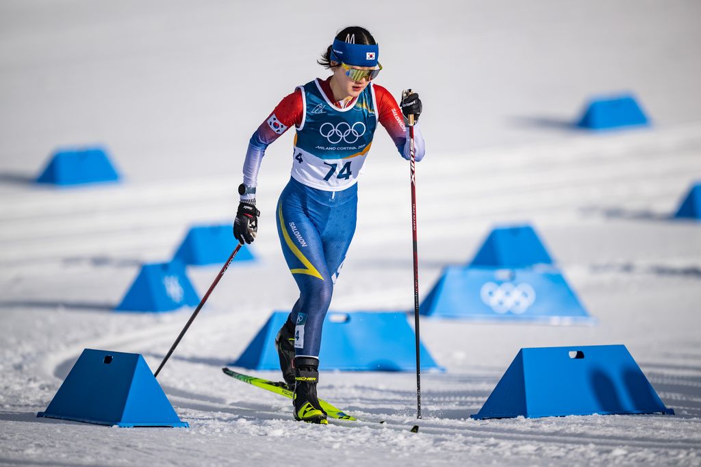 Dasom Han skiant sur la glace en portant son uniforme olympique 