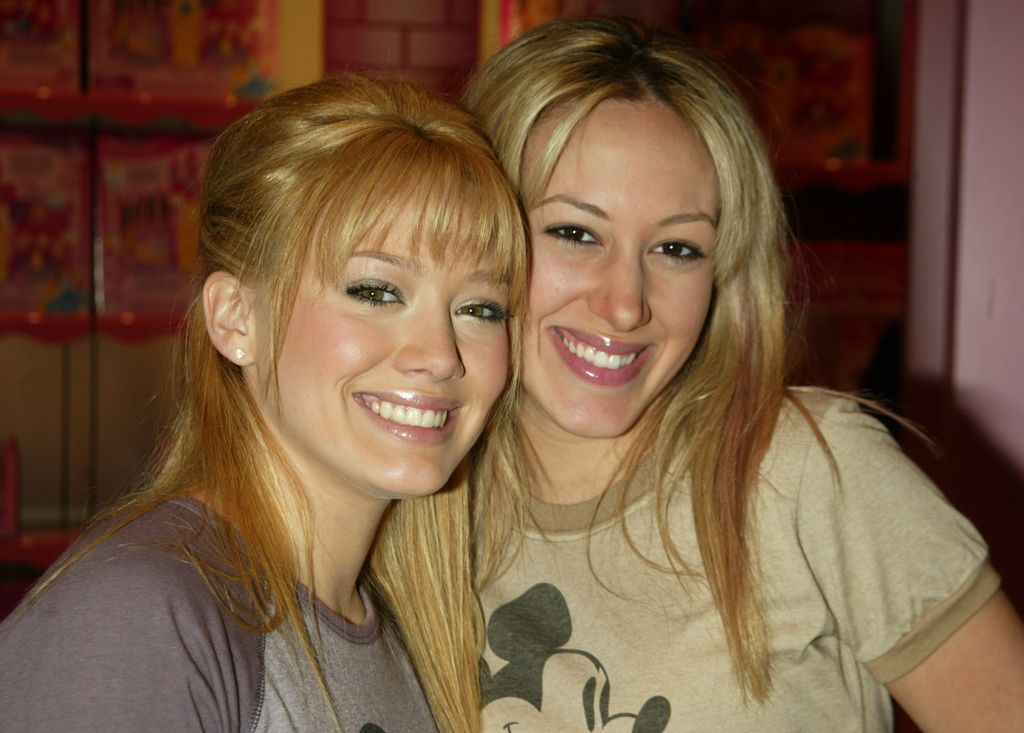 Photo d'Hilary et Haylie Duff en t-shirts souriant à la caméra.