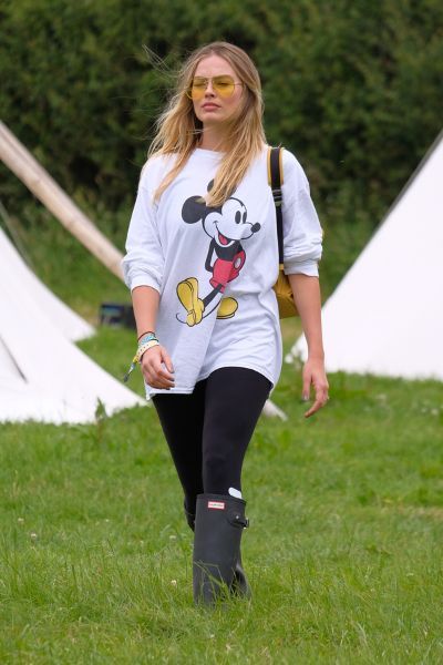 Glastonbury fashion: The 12 most iconic outfits of all time - see ...