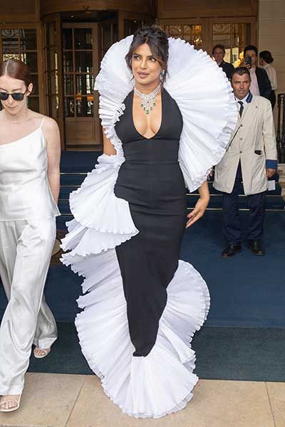 Priyanka chopra hot white dresses cool baby hollywood actors. | Celebrity  dresses, Hot white dresses, Evening gowns formal