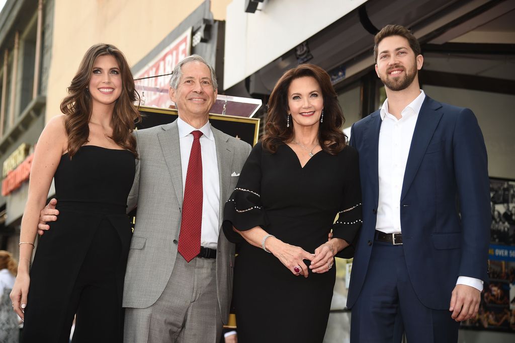 Schauspielerin Lynda Carter nimmt mit ihrem Ehemann Robert A. Altman und ihren Kindern Jessica Altman und James Altman an der Zeremonie zur Enthüllung ihres Stars auf dem Hollywood Walk of Fame am 3. April 2018 teil.