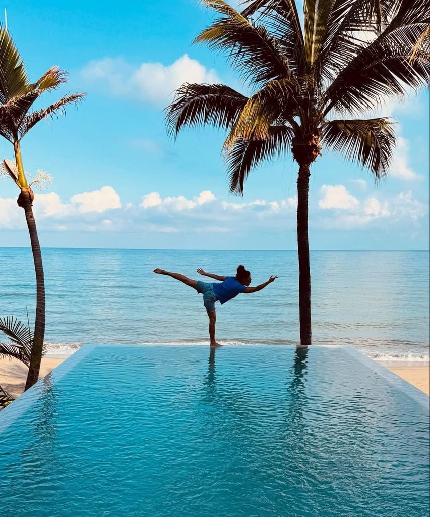 Joanna showed off her yoga skills poolside pose palm trees