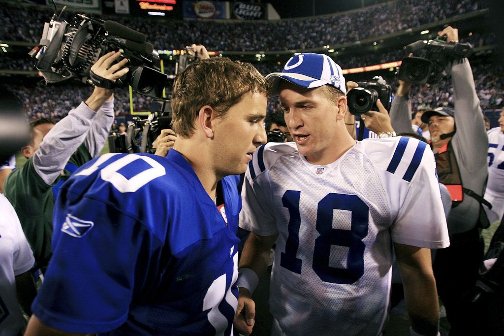 EAST RUTHERFORD, NJ - SEPTEMBER 10:  Quarterback Eli Manning #10 of the New York Giants (L) congratulates his brother quarterback Peyton Manning #18 of the Indianapolis Colts on his 26-21 victory on September 10, 2006 at Giants Stadium in East Rutherford, New Jersey.  (Photo by Travis Lindquist/Getty Images)