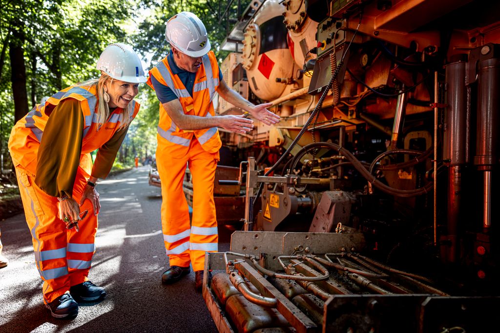 Maxima later changed into a hi-vis suit and work boots