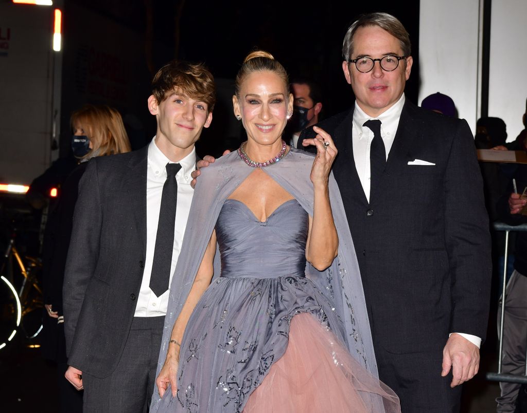 James Wilkie Broderick, Sarah Jessica Parker et Matthew Broderick arrivent en première de "Et juste comme ça" au musée d'art moderne le 08 décembre 2021 à New York