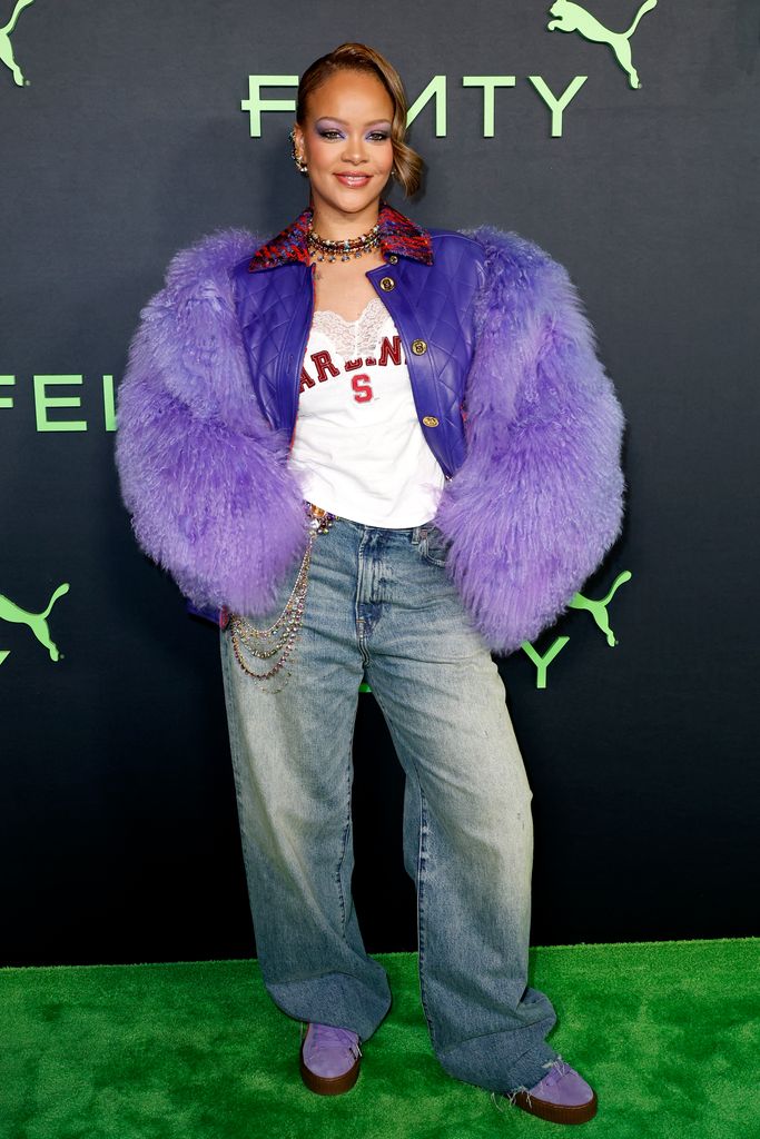 Rihanna com casaco roxo na festa de lançamento da Fenty 