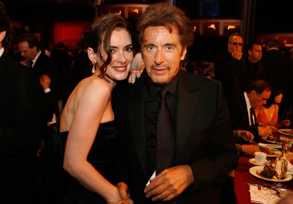 Winona Ryder et Al Pacino posant pour la caméra dans des tenues noires