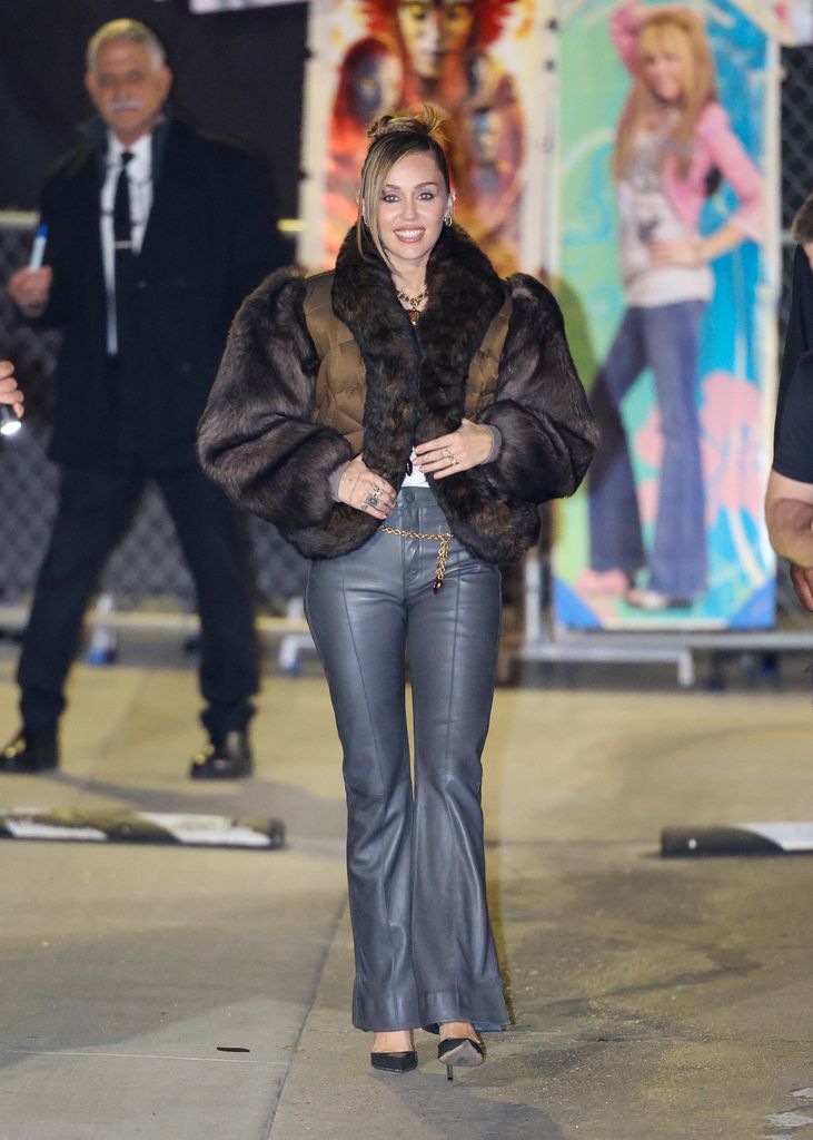 Miley Cyrus annonce un grand retour 20 ans après ses débuts chez Disney 1 Miley Cyrus en manteau de fourrure marron