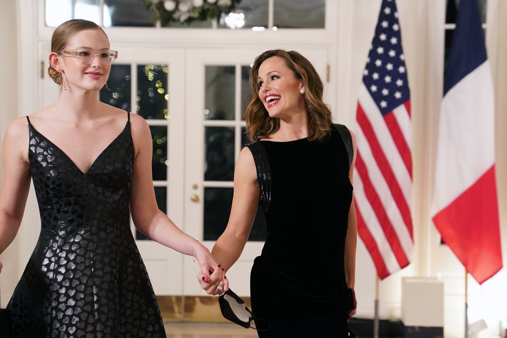 WASHINGTON, DC - DECEMBER 01: Actress Jennifer Garner and her daughter Violet arrive for the White House state dinner for French President Emmanuel Macron at the White House on December 1, 2022 in Washington, DC. The official state visit is the first for the Biden administration. (Photo by Nathan Howard/Getty Images)