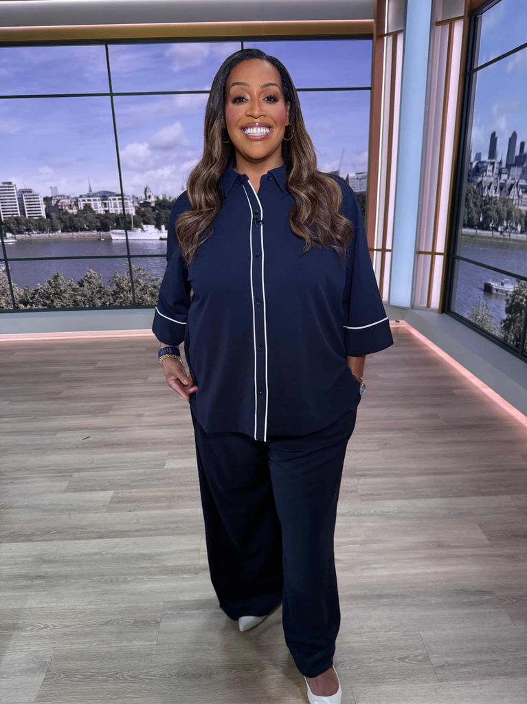 Alison Hammond porte un ensemble bleu marine avec passepoil blanc