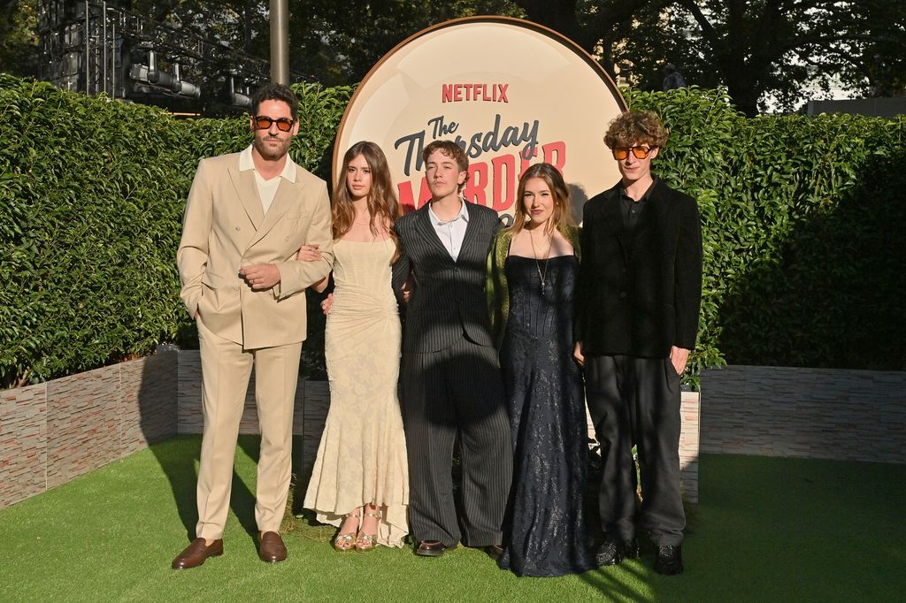Tom Ellis (L), Florence Ellis (2L), Nora Ellis (2R) et les invités assistent à la première britannique de "Le club des meurtres du jeudi" à Leicester Square le 21 août 2025 à Londres, Angleterre
