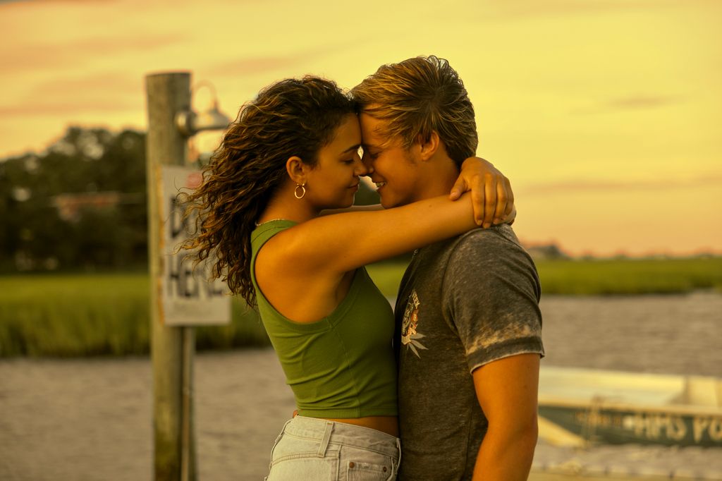 Madison Bailey as Kiara, Rudy Pankow as JJ in episode 401 of Outer Banks