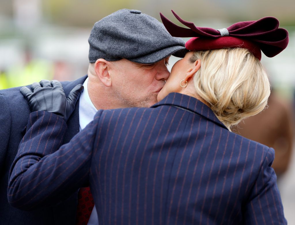 Mike Tindall embrasse sa femme Zara Tindall alors qu'ils assistent au deuxième jour du « Style Wednesday » du festival de Cheltenham à l'hippodrome de Cheltenham le 13 mars 2024.