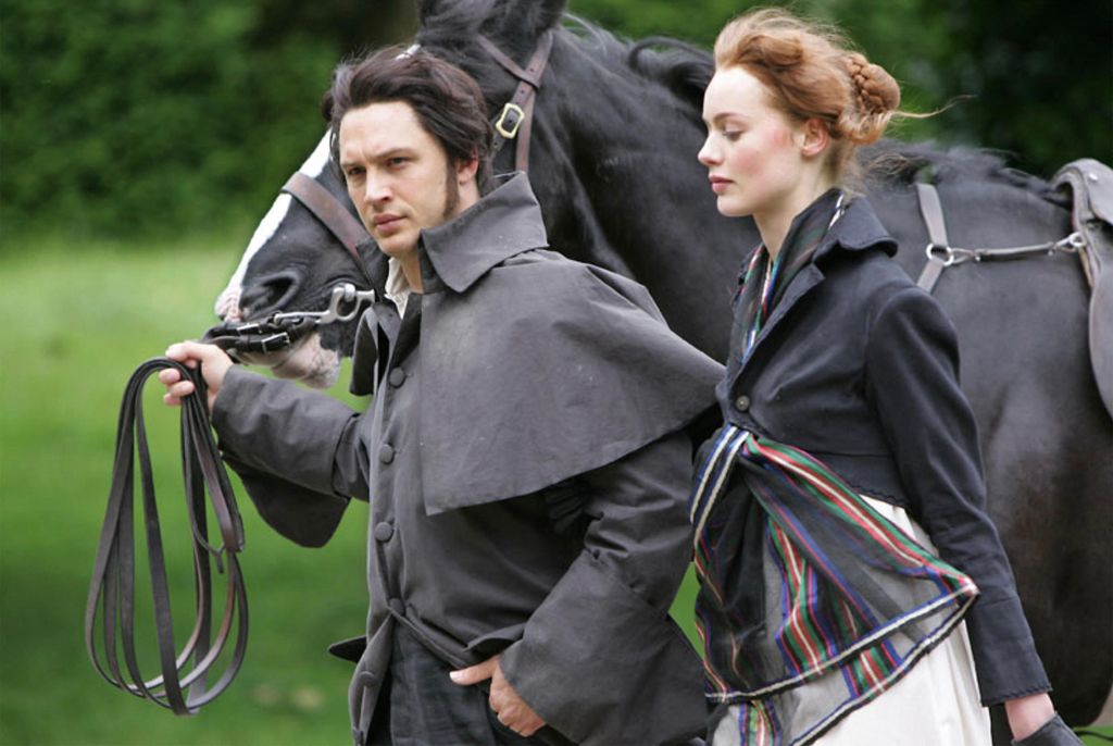 L'adaptation « douloureuse » des Hauts de Hurlevent de Tom Hardy avec sa femme Charlotte Riley saluée comme parfaite 3 Tom Hardy et Rosalind Halstead marchant avec un cheval dans un alambic des Hauts de Hurlevent