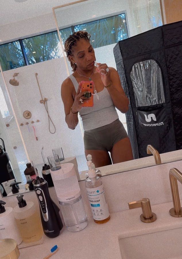 serena williams mirror selfie