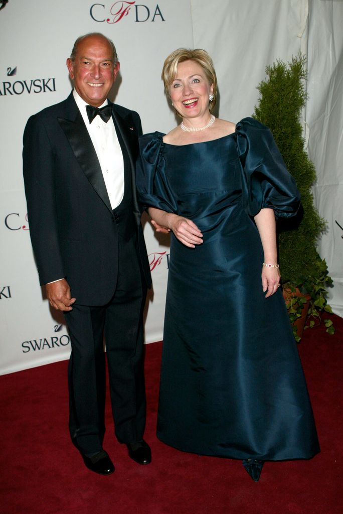 Hillary Clinton com o designer Oscar De La Renta chegando ao CFDA Fashion Awards de 2002 