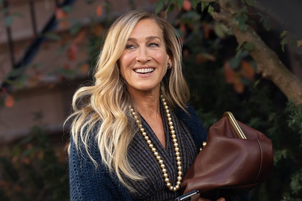 sarah jessica parker glamorous hair with curls and waves