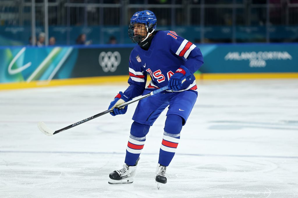 Laila Edwards #10 de l'équipe des États-Unis patine en première période lors du match du groupe A du tour préliminaire féminin entre les États-Unis et la Tchéquie le jour moins un des Jeux olympiques d'hiver de Milano Cortina 2026 à l'arène de hockey sur glace de Milano Rho le 5 février 2026.