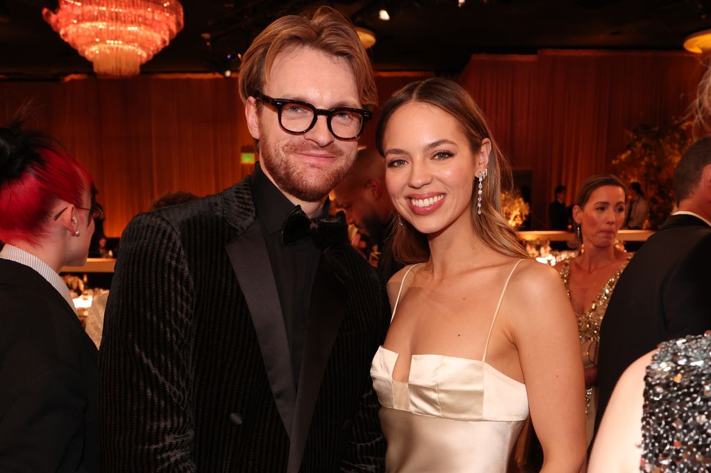 FINNEAS et Claudia Sulewski lors de la 81e cérémonie des Golden Globe Awards qui s'est tenue à l'hôtel Beverly Hilton le 7 janvier 2024 à Beverly Hills, en Californie. (Photo de Christopher Polk/Golden Globes 2024/Golden Globes 2024 via Getty Images)
