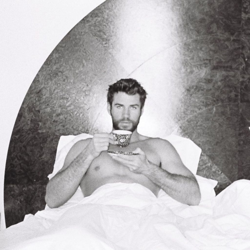 Liam Hemsworth bebendo chá na cama