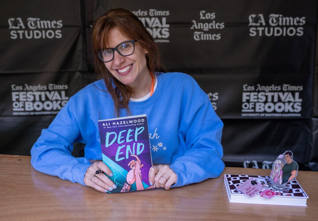 Le livre d'Ali Hazelwood Deep End est devenu viral sur Tiktok