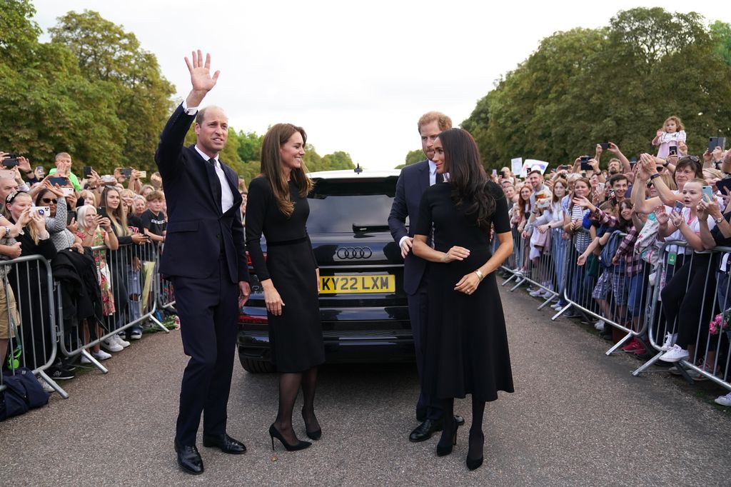  Catherine, Princess of Wales, Prince William, Prince of Wales, Prince Harry, Duke of Sussex, and Meghan, Duchess of Sussex meet members of the public on the long Walk at Windsor Castle on September 10, 2022 