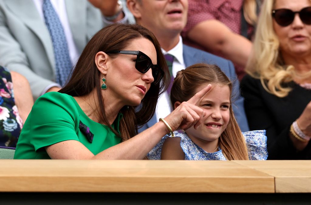 princess kate pointing on centre court 